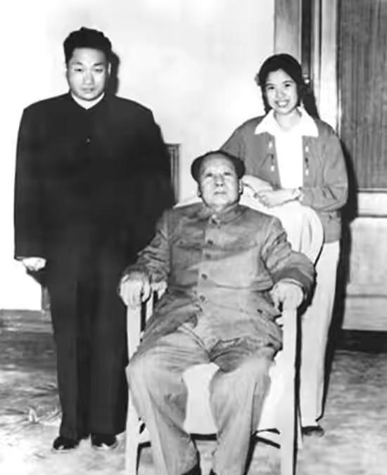 毛岸青37岁迎娶邵华，婚礼时感慨爸爸毛泽东未能到场，杨开慧之子难忘那个重要时刻