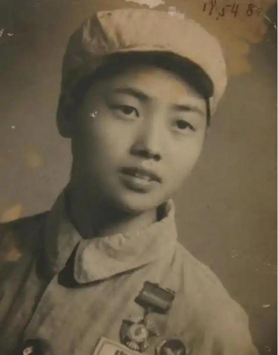 抗美援朝中，16岁的女护士，双眼被美军炮弹炸瞎，当场昏死，醒来后，她听到美军叽里