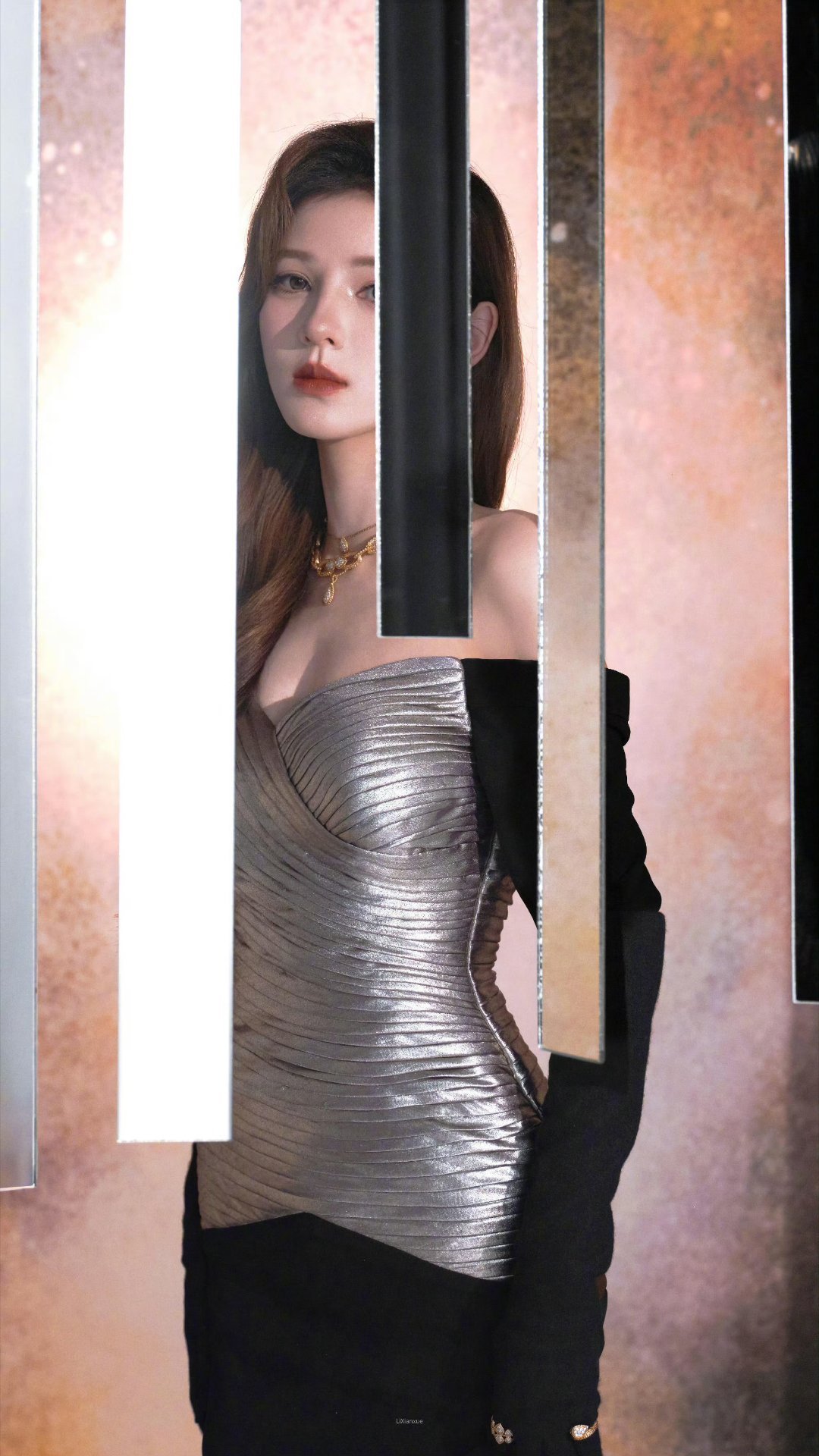 以为张予曦缠了一圈胶带这个腰会不会太细了一点啊