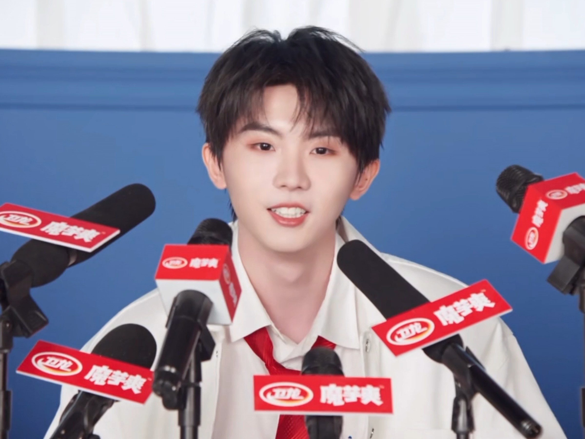 巨星在开新闻发布会🎤 