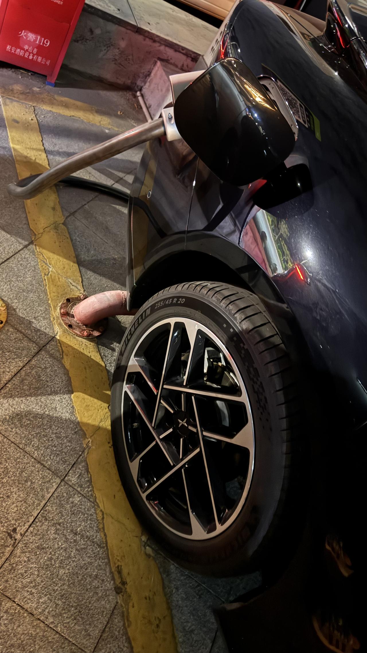 每次来外面快充站，总是能遇到一些有趣的人[灵光一闪]【来自懂车帝车友圈】