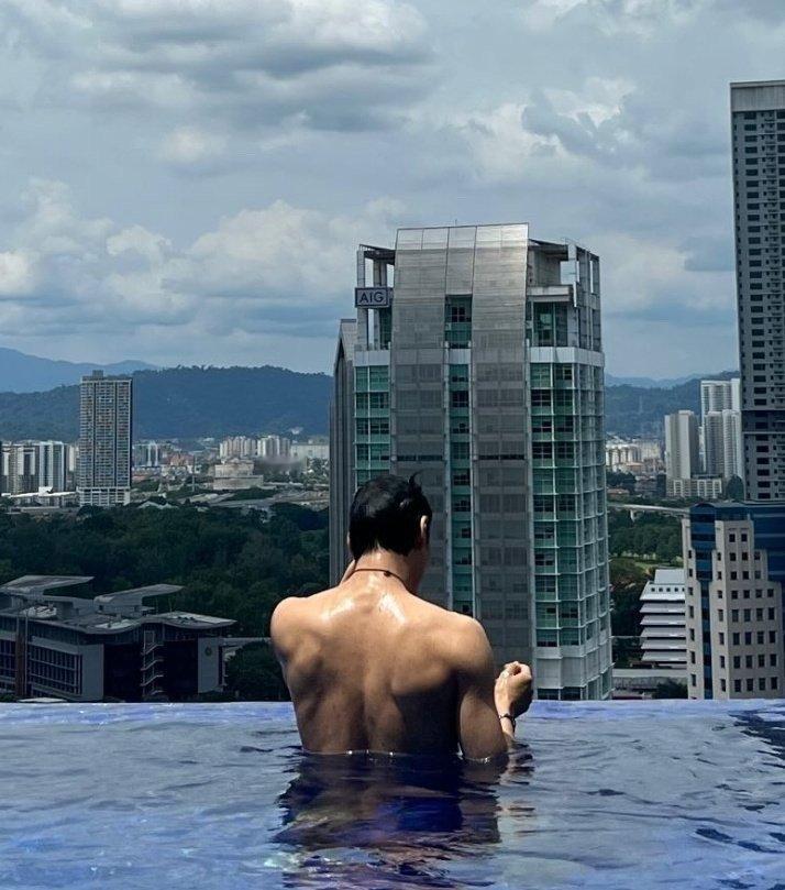 EXO金钟仁过去一年间的身材变化p1 军队服役期间78kg（也许是人生最高体重）