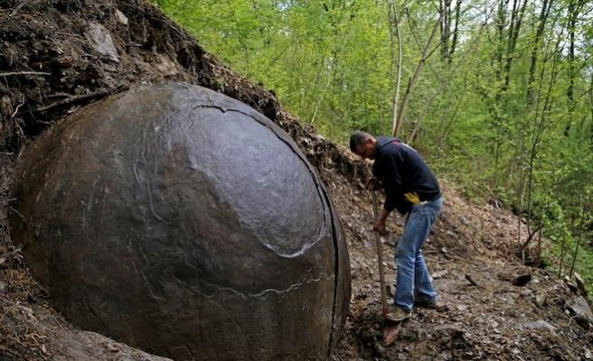 波斯尼亚森林惊现35吨“巨石球”：像外星遗物，真相却可能更神奇
如果你在一片荒无