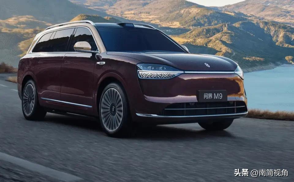 问界M9搭载华为乾崑智驾ADS 4系统，它是核心驱动力，提供类人驾驶体验：包括3