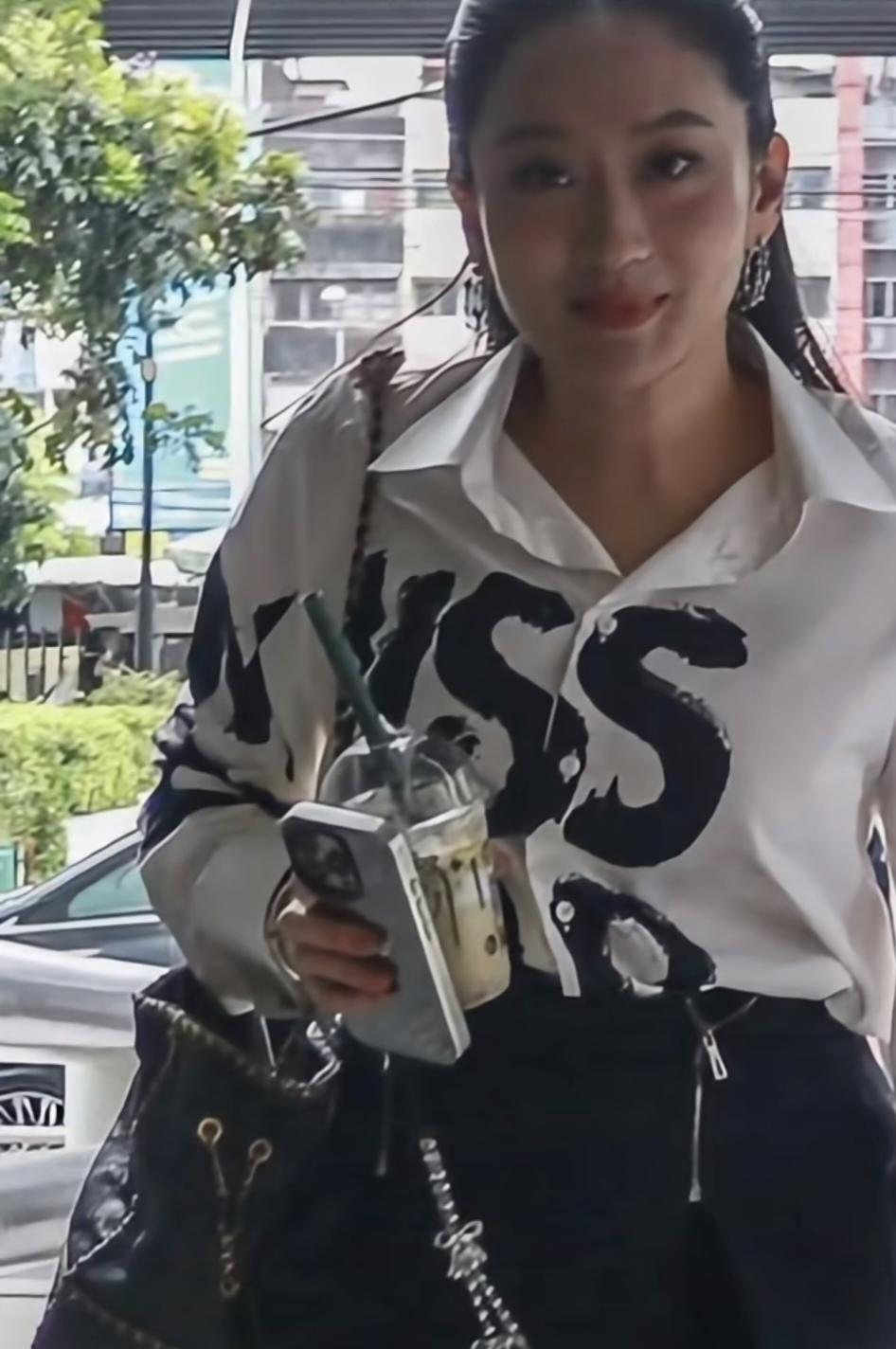 又见佩通坦！9月2日，佩通坦参加为泰党每周例会。她还是那么阳光明媚：印有黑色字母