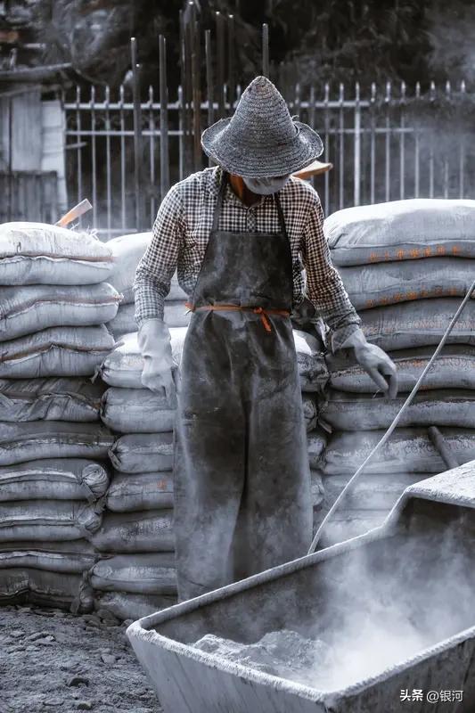 为什么说劳动者最光荣？因为世间美好皆由劳动创造。农民面朝黄土耕耘田地，养活万家；