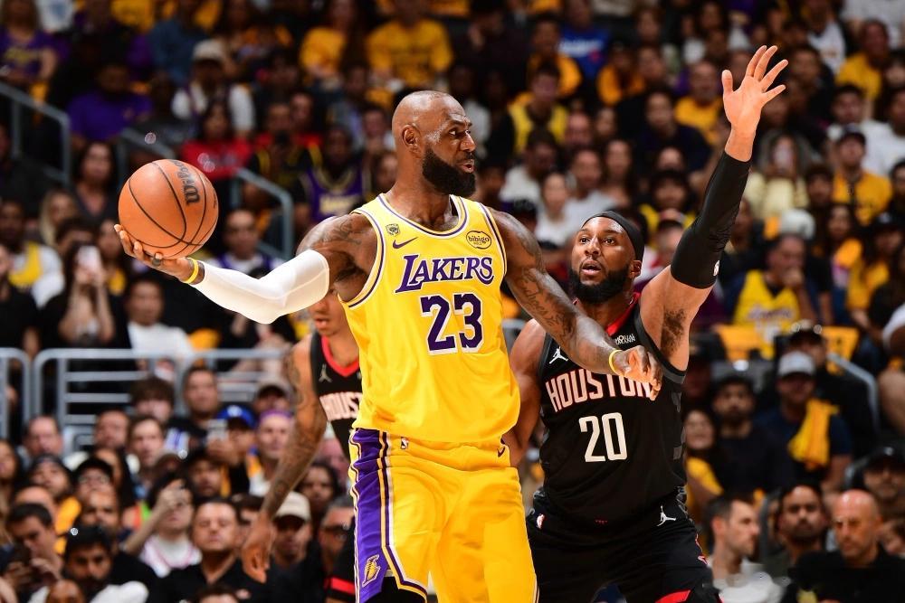 詹姆斯成历史第一人湖人107-98击败火箭，总比分1-0领先。詹姆斯出战38分钟