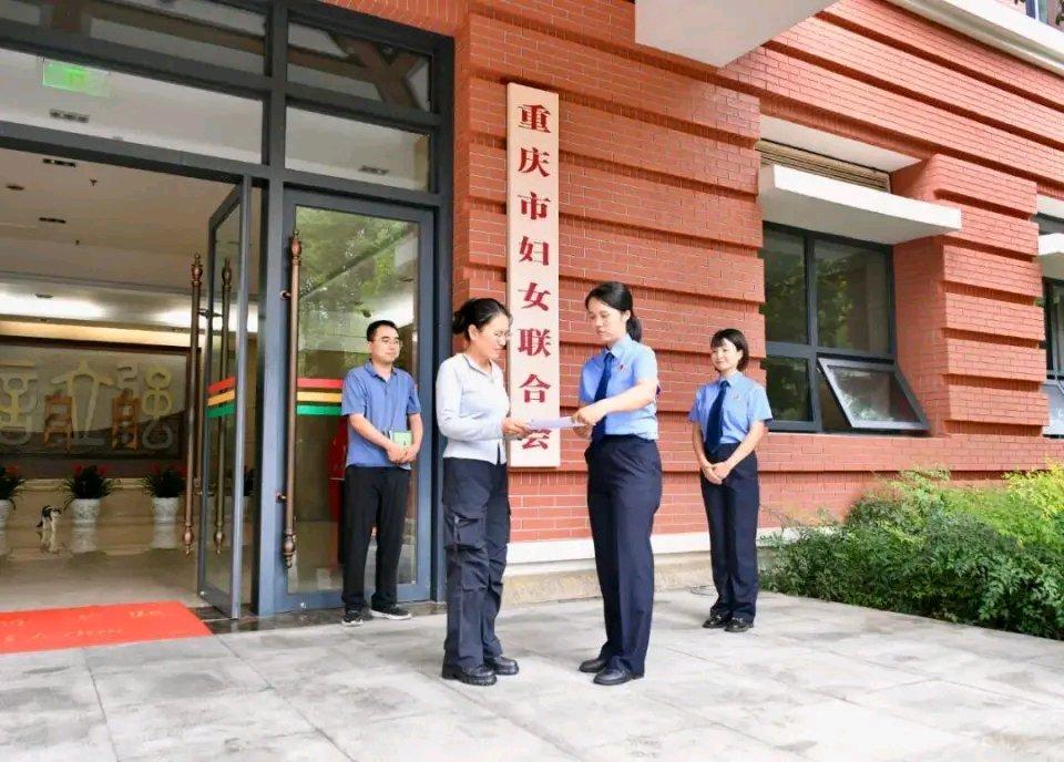 “哈婆娘”这店名看着就闹心。今年7月重庆妇联接到群众反映，“哈婆娘板凳面”店名让