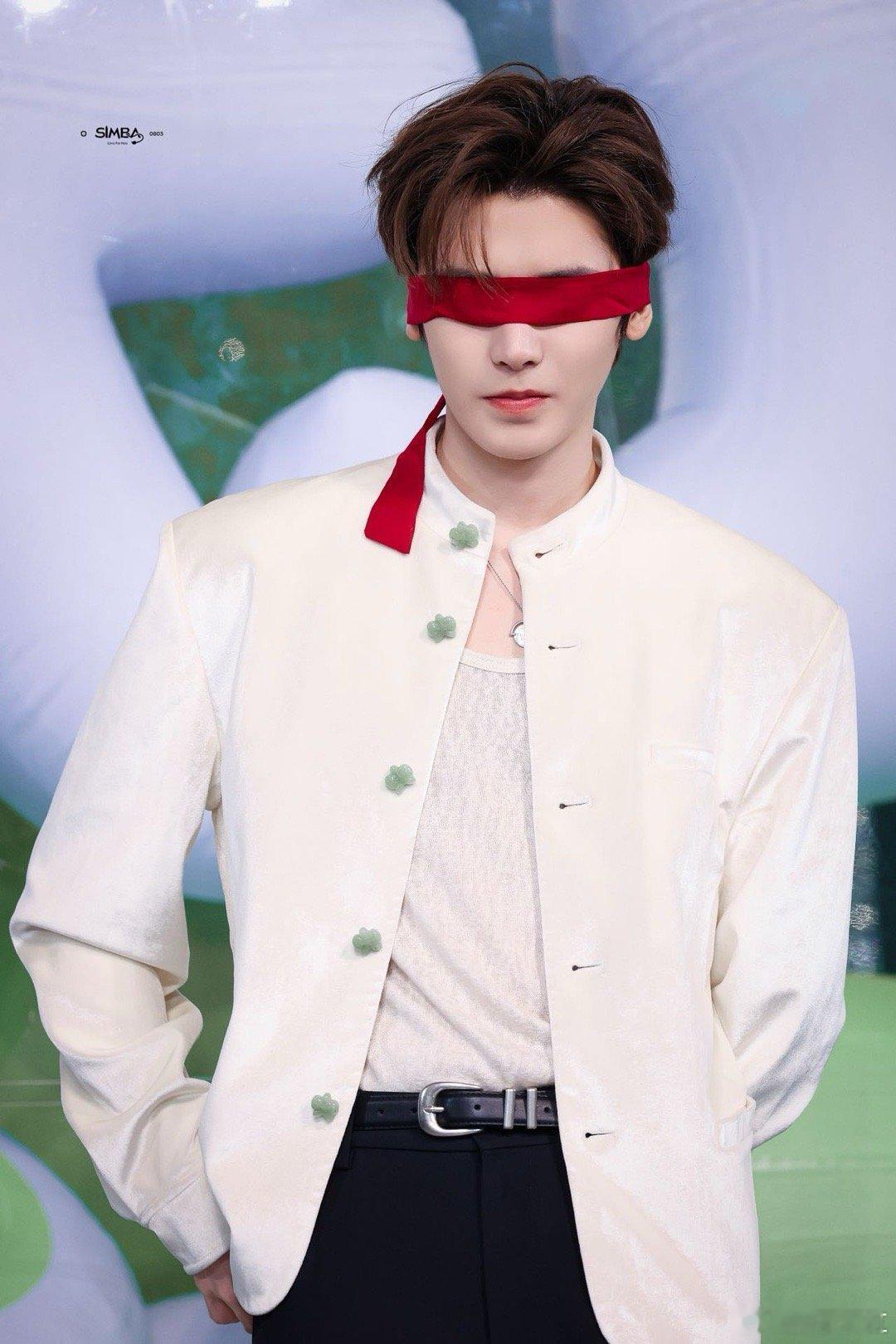 侯明昊嘴角自动上扬 谁懂啊！侯明昊一笑感觉整个世界都亮了，嘴角上扬的弧度简直是天