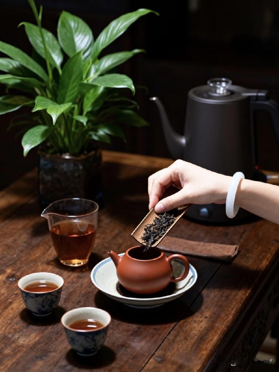 独处，不是孤单，是你终于有时间，和自己的灵魂，喝一杯茶。
 
世人总把独处与落寞