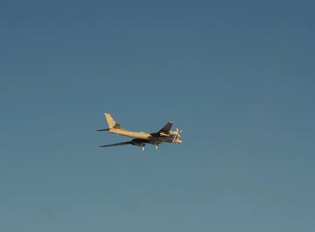 俄战机装备捉襟见肘？轰炸机迫近北约，要勇士飞行表演队苏35护航