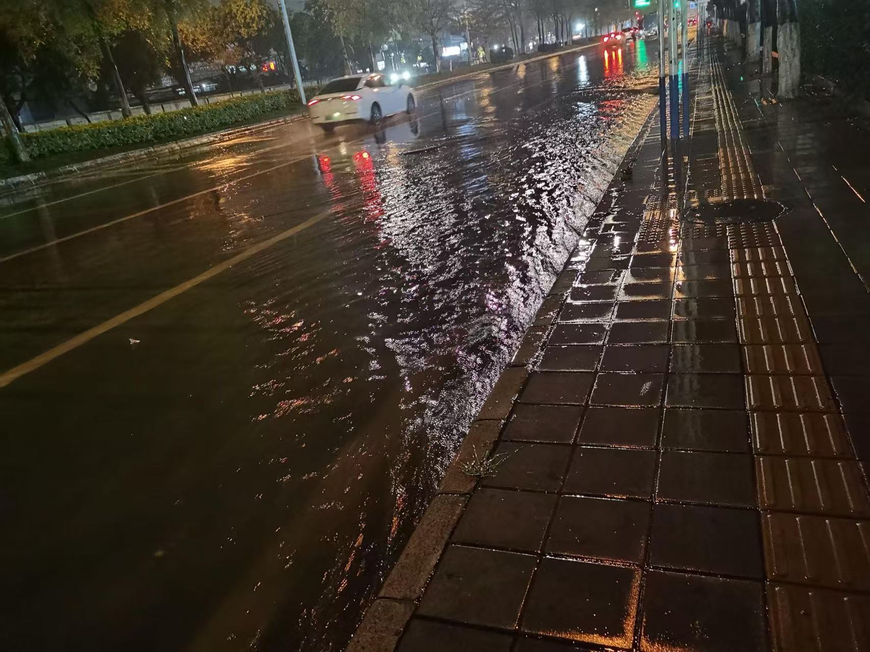 广东人被雷雨暴击了广东持续迎来强对流雷雨天气，短时暴雨狂风突袭，不少广东人出门猝