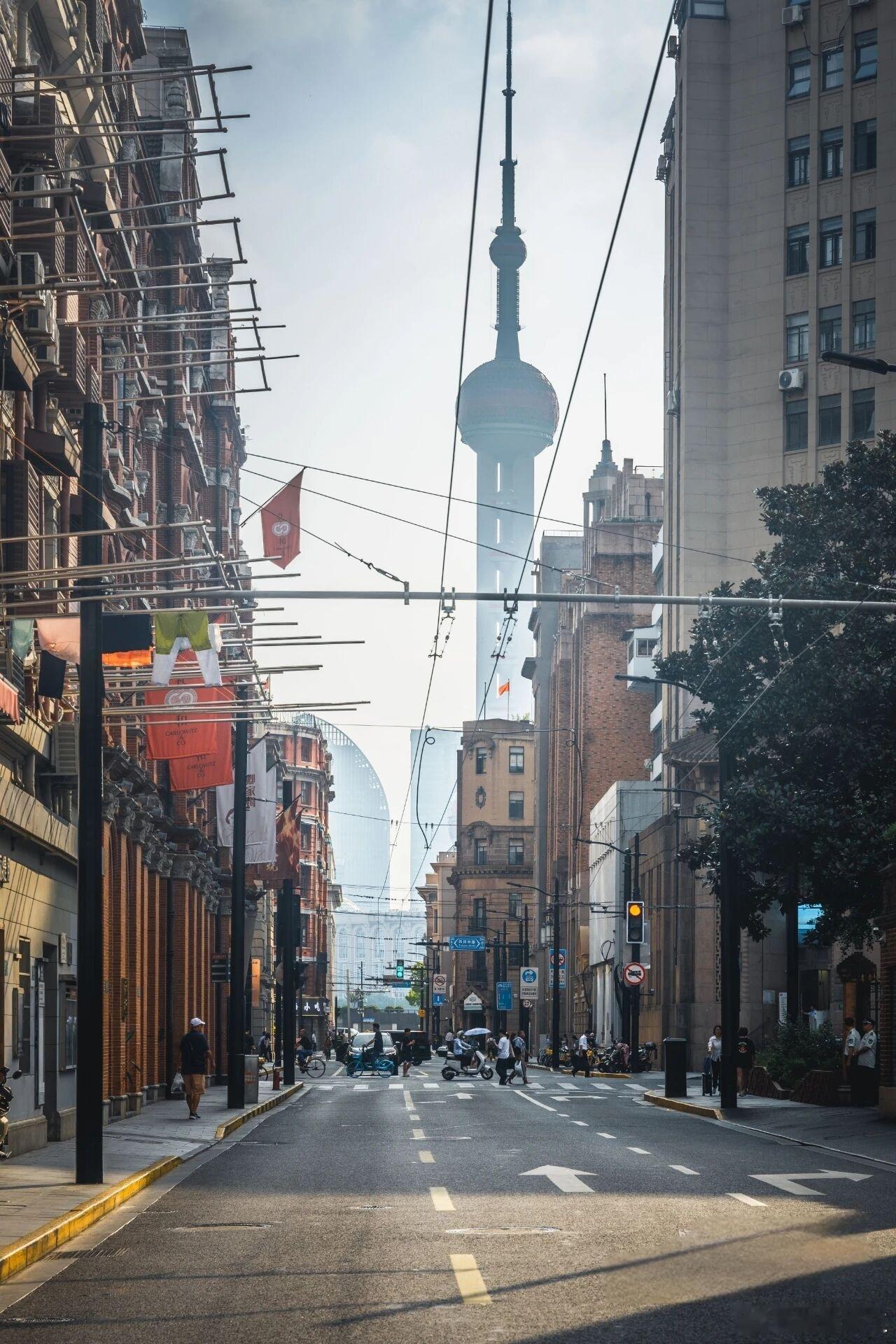 上海，一座魔方般的都市。巨厦凌云处是金融脉搏，转身拐进烟火老街，吴侬软语与油墩子