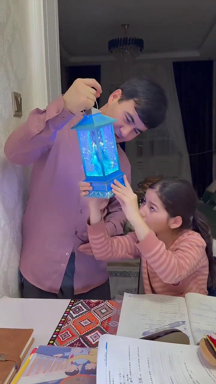 爸爸偷偷把妹妹在商场看上的公主八音盒买回来送给她。
狗狗崇祟，先转移一下注意力，