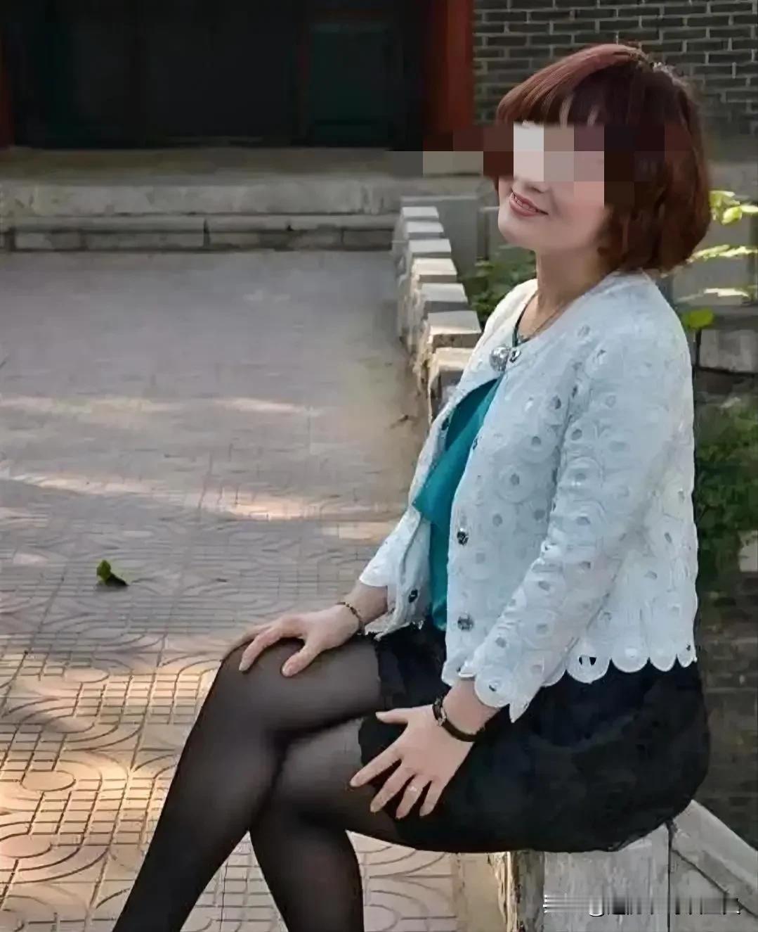 万年的阿霞如果碰到一个正直的老板，阿霞的命运就是另外一个命运，前途一片光明，我是
