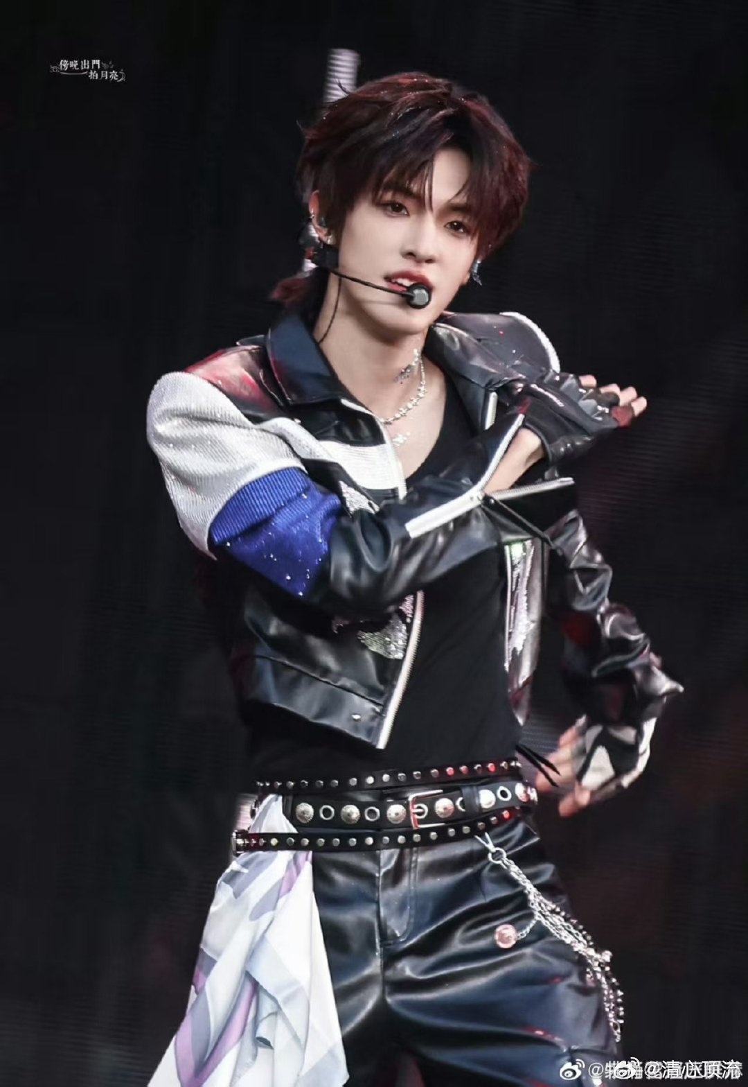 登陆少年演唱会直播状态无滤镜无剪辑的直播现场诚意十足，登陆少年身着蓝白亮片服装闪