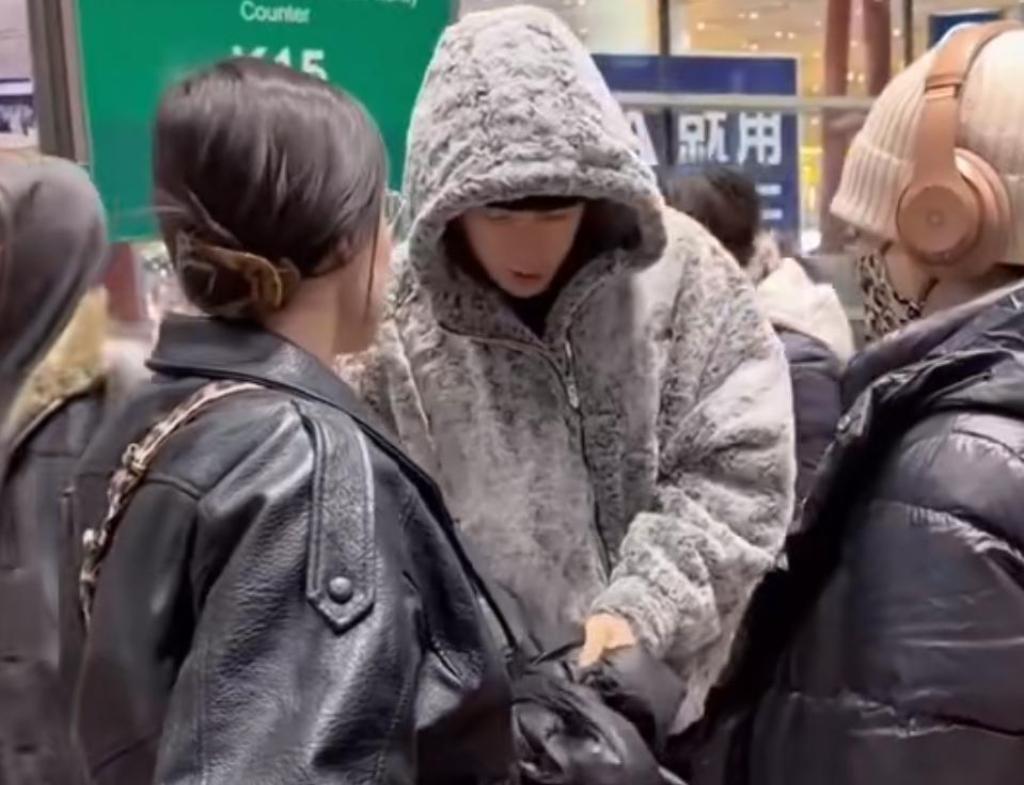 2026年1月22日，钟丽缇大女儿张敏钧现身北京机场。她身着简约休闲装，上身是黑