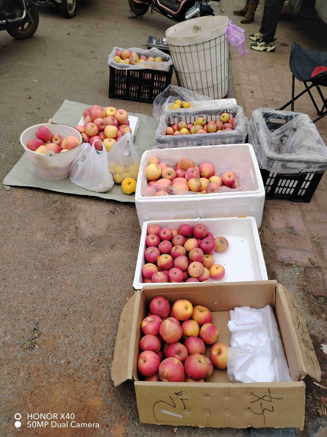 我的今日状态：😁轻松愉快
我这里的天气：☀️晴天
今天又出去卖苹果了
