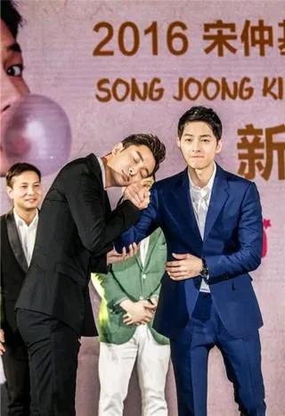 贾乃亮宋仲基的一张合影，当年靓仔的他们后来都离婚了。如今宋仲基帅气全无，贾乃亮一