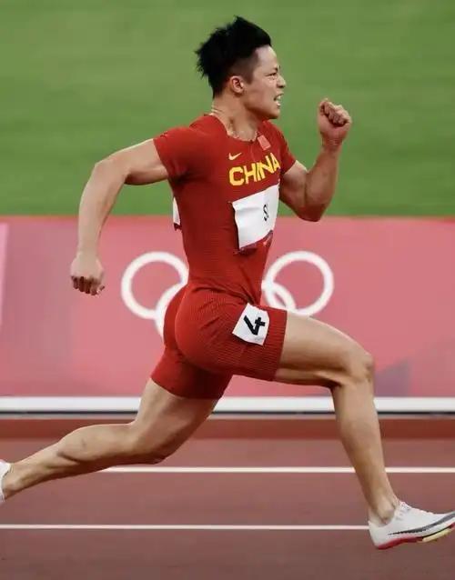 第五次全运征程，是苏炳添的 “最后一舞”。当《讲不出再见》的旋律响起，数万人的欢