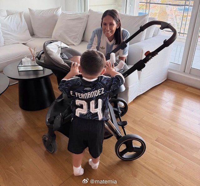 河床 本杰明·费尔南德斯去看了小弟弟阿马德奥·阿尔瓦雷斯😄恩佐和juli从小就