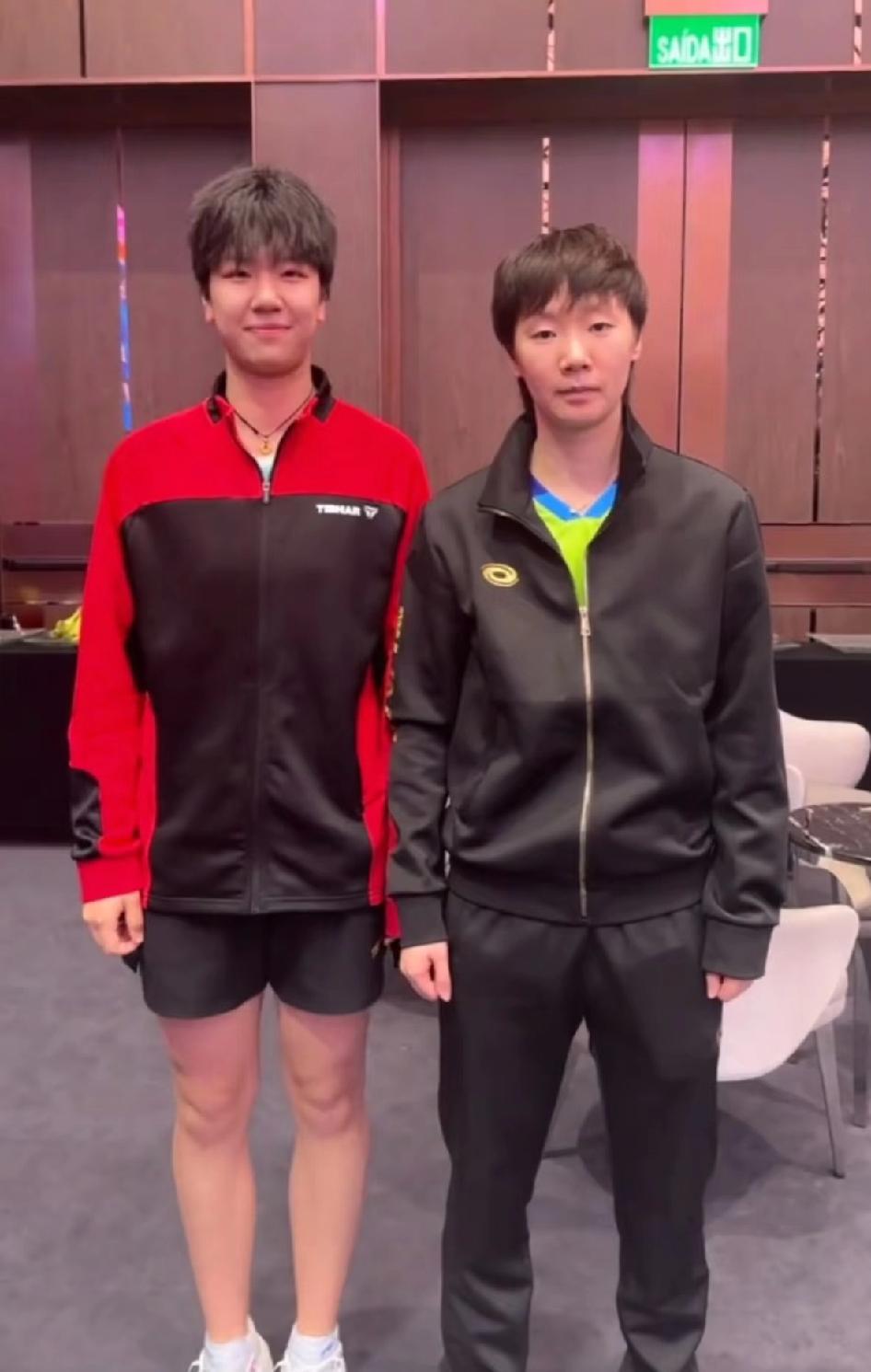 澳门全运会乒乓球比赛，乒乓小将追着王曼昱合影！
这是多喜欢曼昱姐姐，合影一次不够