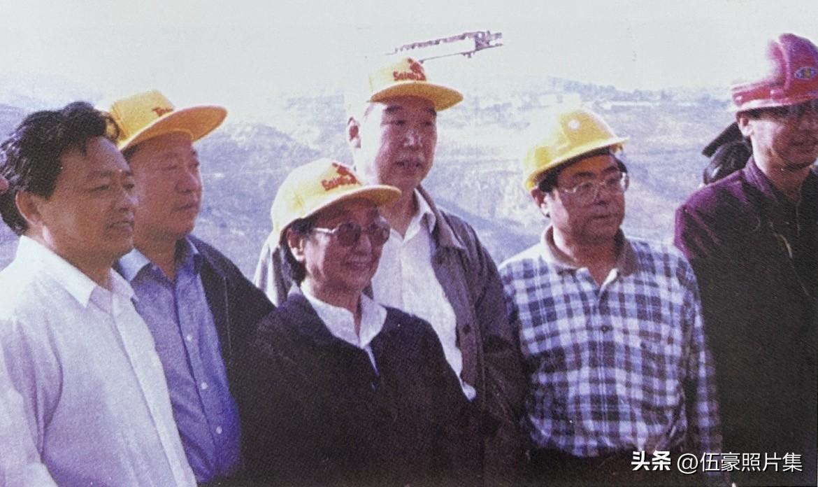 1996年，全国政协副主席钱正英（左三）和山西省“引黄入晋”顾问杨贵（右三）等在