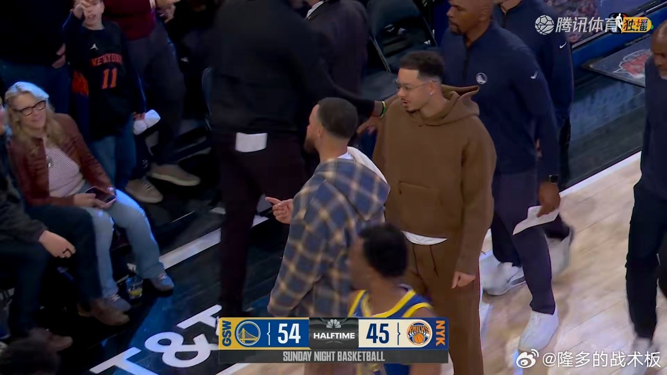 残阵勇士半场领先尼克斯9分！勇士所有激活名单的球员均有登场。波杰姆斯基14分3板
