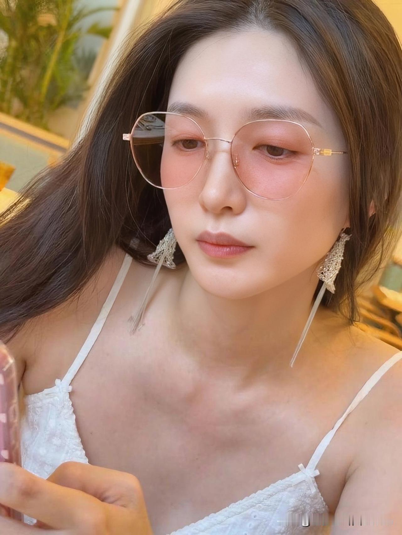 江疏影戴粉墨镜，美死谁了