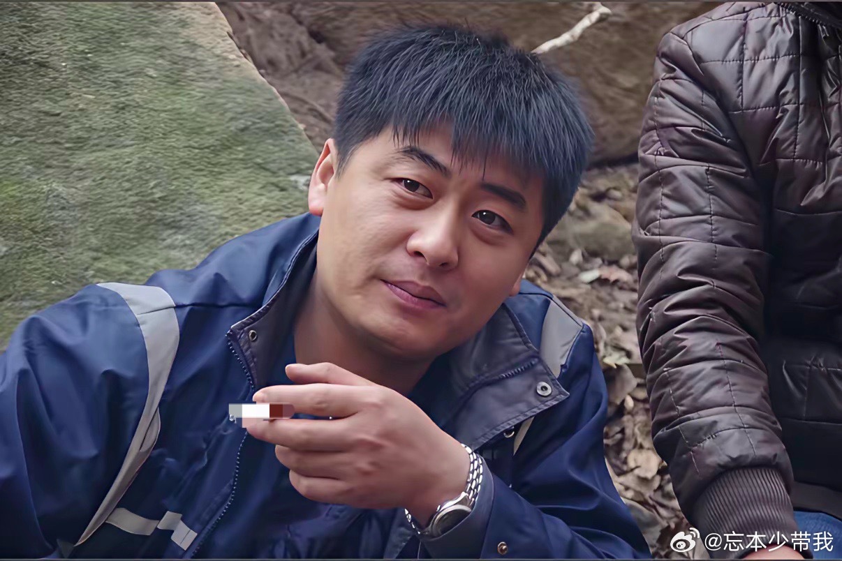 世界上怎么有这么像的人呢，这个人，大家都说像张雪峰。其实他叫陈杰，现在住河南平顶