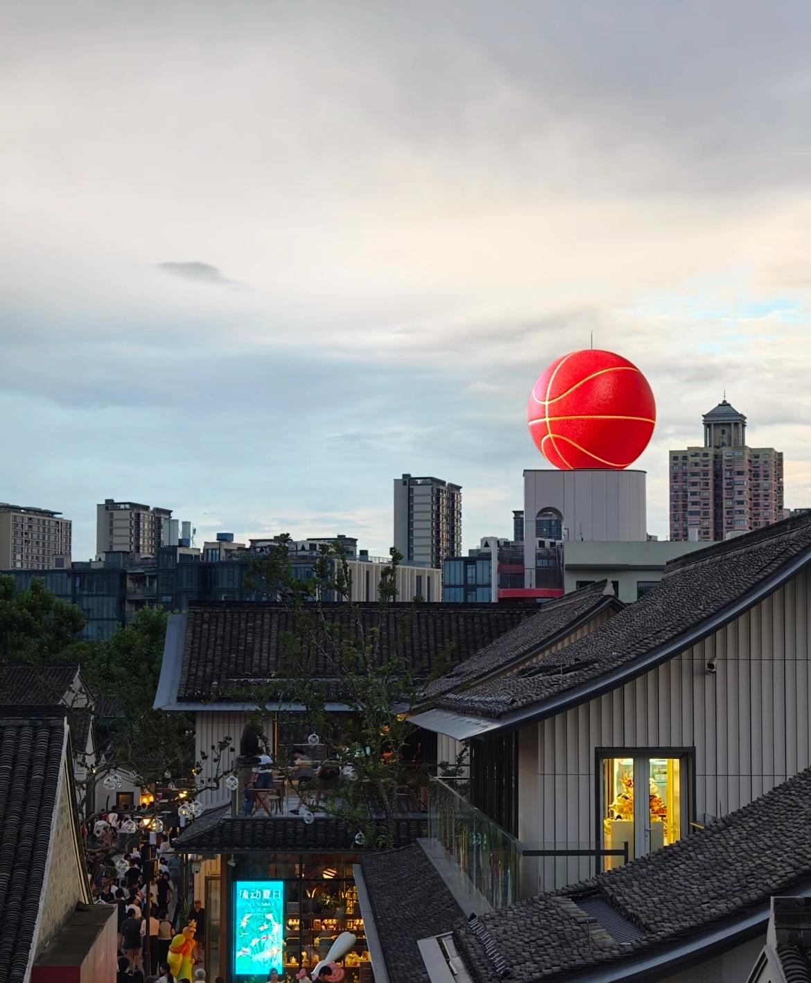 今儿个看见某电信公司发的通讯，说什么“闻风而动逆风而行”，又是“跨域驰援”又是“
