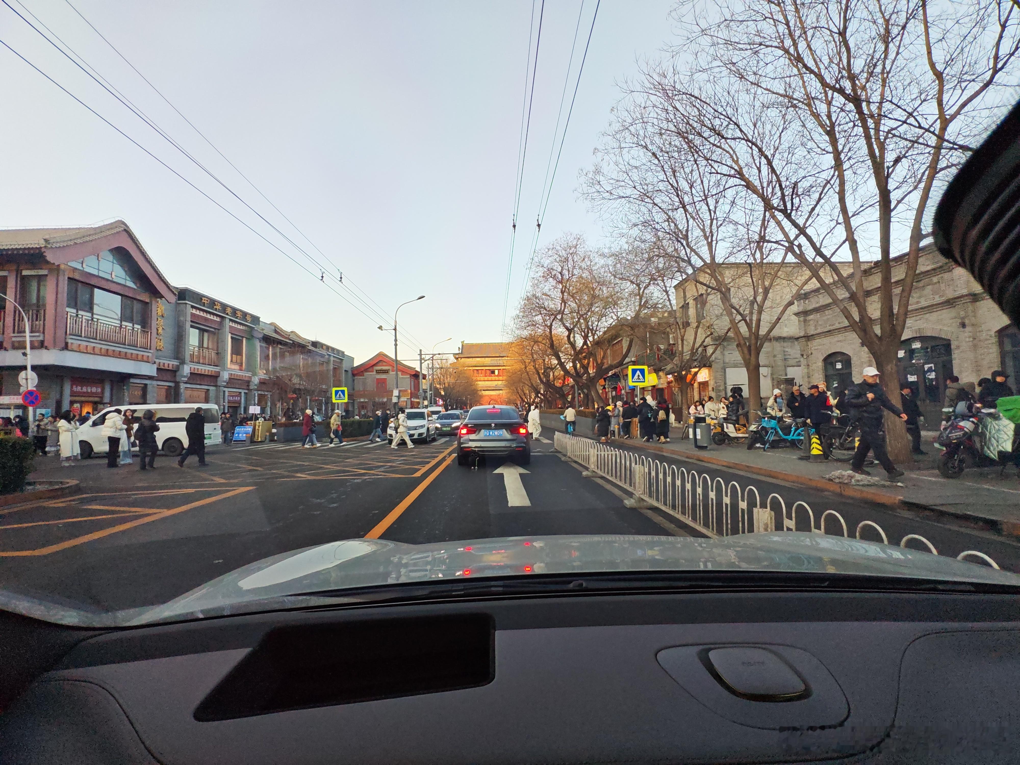 昨天开电动车被赤裸裸的歧视了。。。。。昨天去前海鸦儿李记吃个涮锅子，本来计划车停