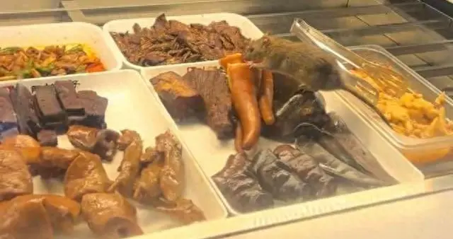 老鼠爬进熟食店偷吃卤味被拍下，四川中江县市监局：店铺已封停
