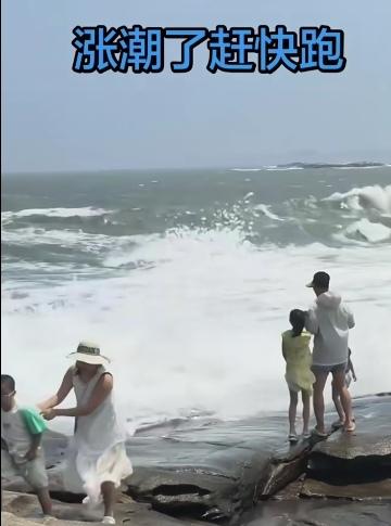 大海好玩，是快乐；不好玩真是要命！
     内地的网友朋友，到了暑假，有很多人