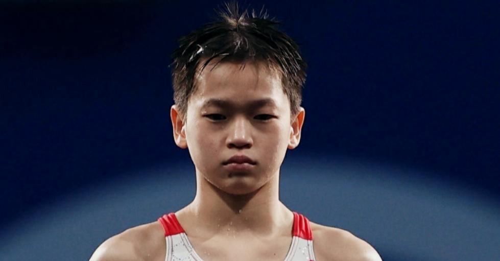 近日，奥运跳水冠军全红婵走进广东实验中学（荔湾校区）体育馆，并现场教学“水花消失