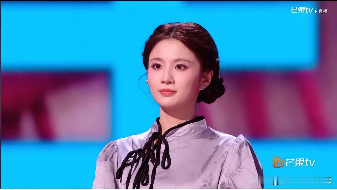 淘汰时终于给她化了一个适合她的，显她颜值气质的妆了。//@涓涓细流:张慧雯真的很