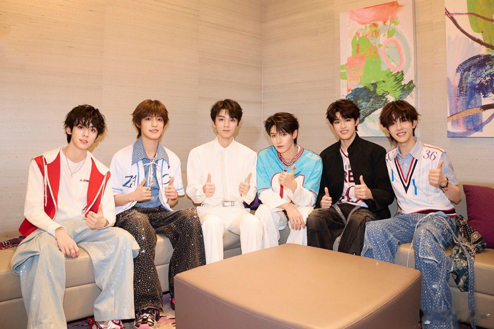 王俊凯TOP合影 王俊凯和TOP登陆少年组合五人合影了！一代和三代