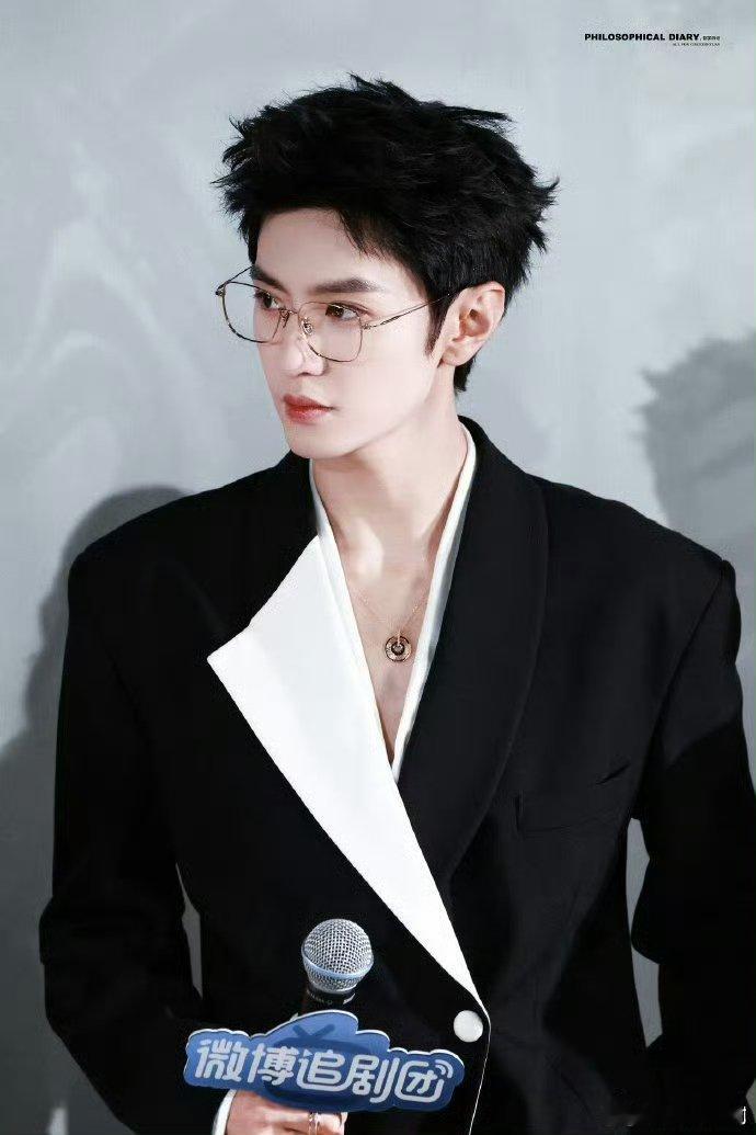 陈哲远回应吻戏嘴巴干 坦诚回应拍摄小细节也太圈好感了，“拍很多遍”的认真，让这段
