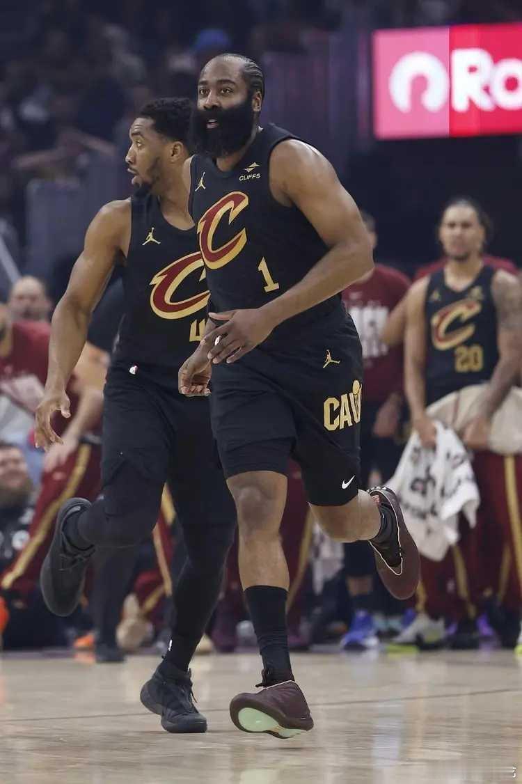 北京时间2月20日，NBA常规赛骑士主场对阵篮网，莫布利复出骑士迎来强大阵容，骑