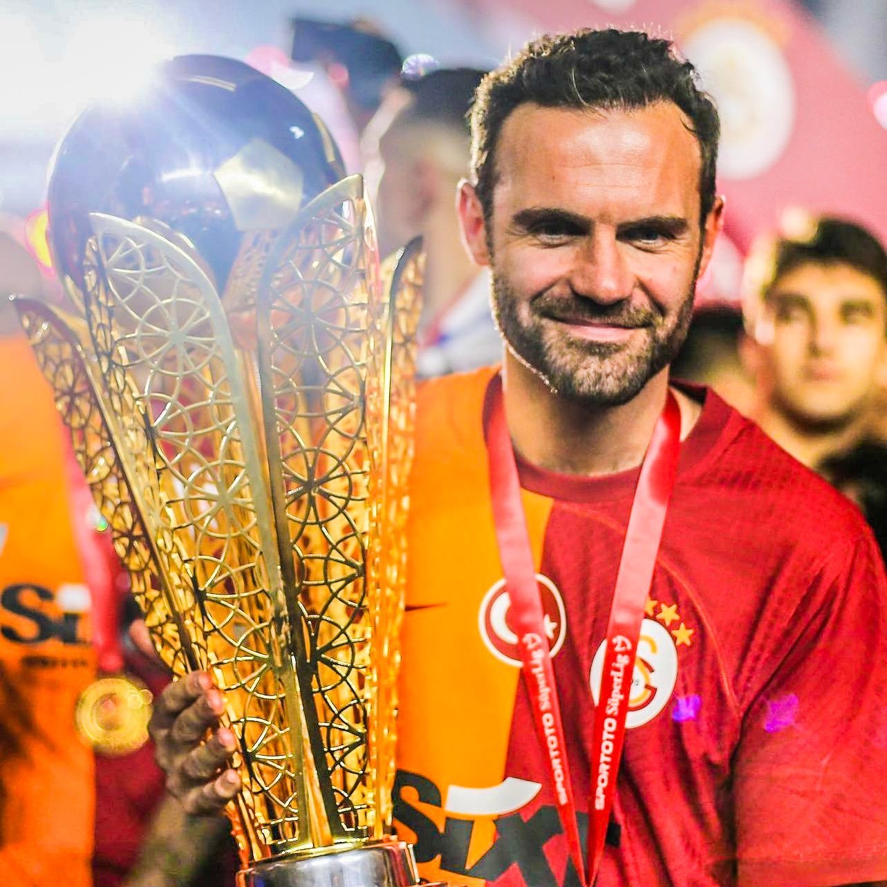 马塔今年躺赢2个联赛冠军，在加拉塔萨雷一个赛季只有一场杯赛踢满全场，在神户胜利船