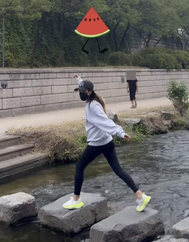 近日，演员金喜善在自己的Instagram 上传了多张照片。公开的照片中，金喜善