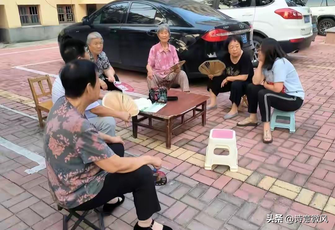 除了打麻将，县城的人就是“男女”那点事儿？
 
这话最近在网上传得挺多，好像但凡