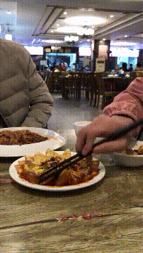 是中国人都能夹起来
这纯粹是水平问题