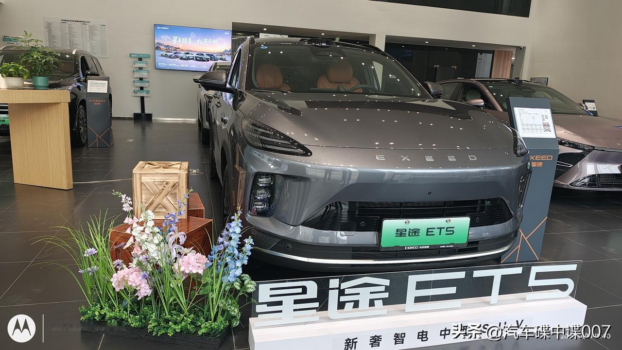 昨天去给车子做保养，顺便看了看星途ET5。不得不承认，这车的前脸着实好看。其尾部