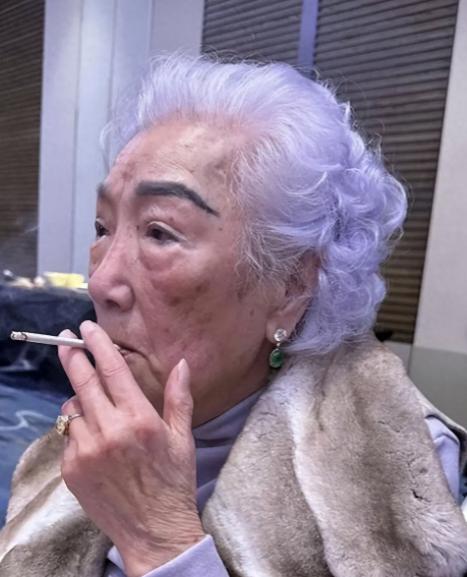她相貌平平，却击败正房，独占百亿资产，现100多岁仍是豪门掌门人，101岁的余宝
