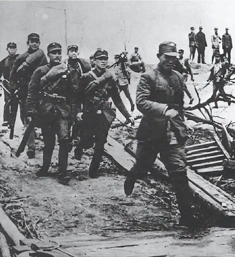 1938 年的鲁南初春，台儿庄的街巷还覆着残雪，这座徐州门户的小镇，转眼就成了中