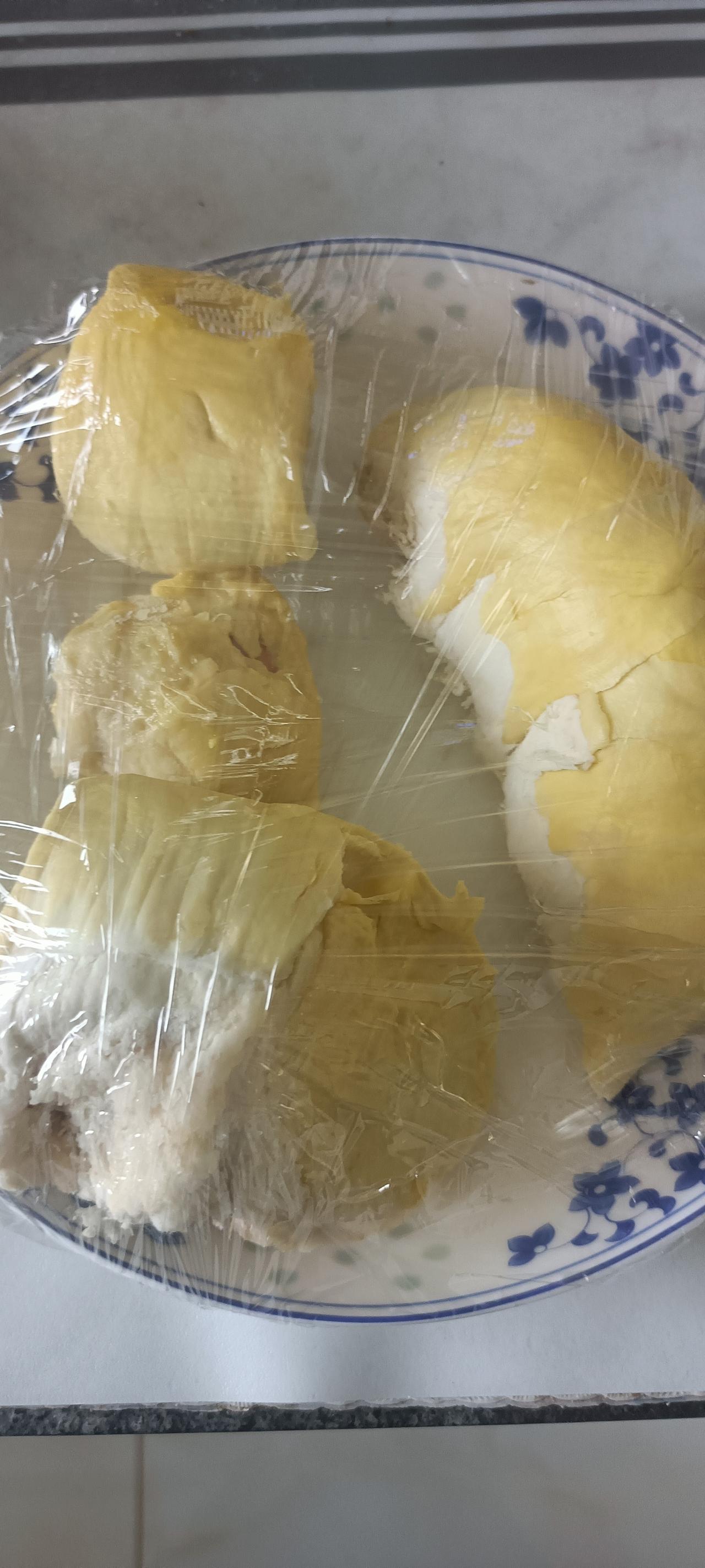 还是我的女儿懂我，她惦记我，我也惦记我的妈妈呀！
女儿中午下班，买回来一个小榴莲