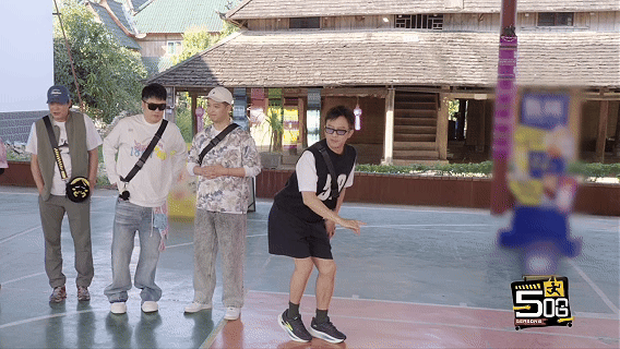 邓超的孔雀谁看了不说抽象邓超自称精通孔雀舞，一本正经科普比例，跳完却被吐槽像鸵鸟