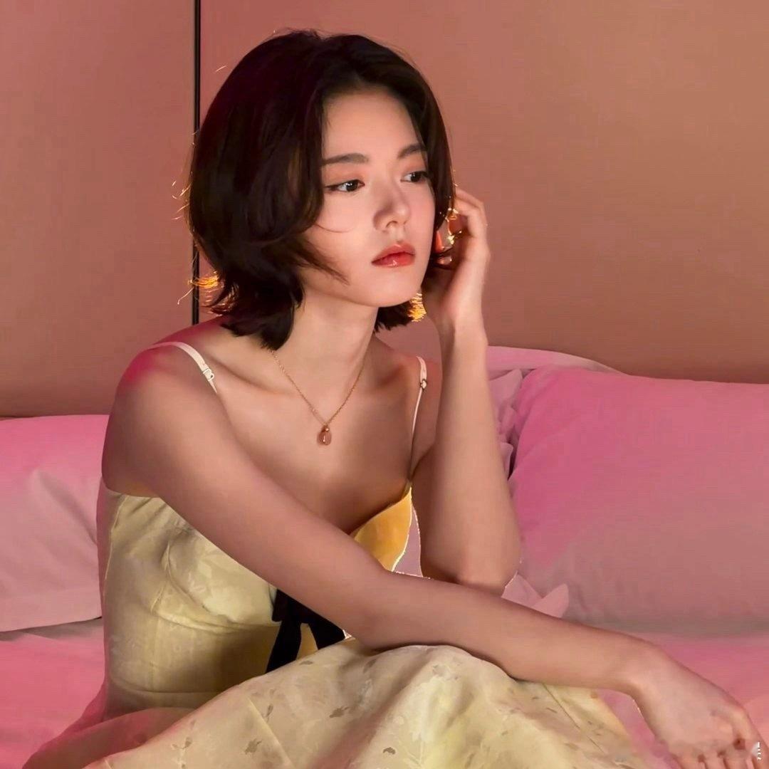 赵今麦怎么跟赵丽颖越来越像了，怎么都喜欢这种短发 