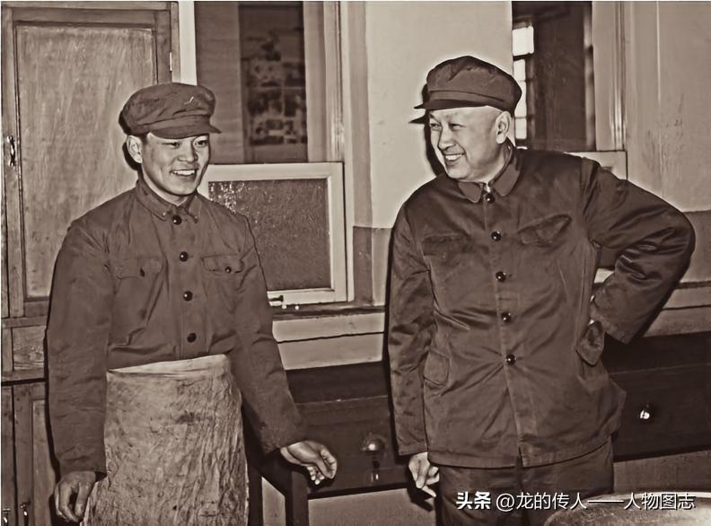 钱学森与普通战士在一起